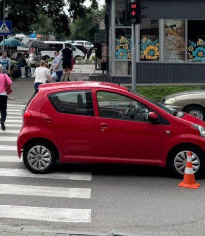 80-річна жінка потрапила під авто у Львові — переходила на червоне