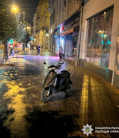 У центрі Львова скутерист збив 80-річну жінку на тротуарі