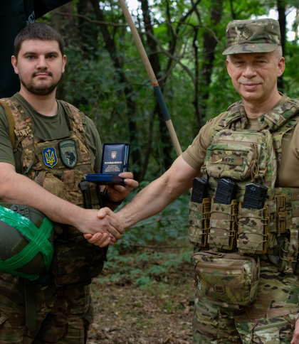 Сирський особисто вручив відзнаку “Золотий Хрест” військовому зі Львова