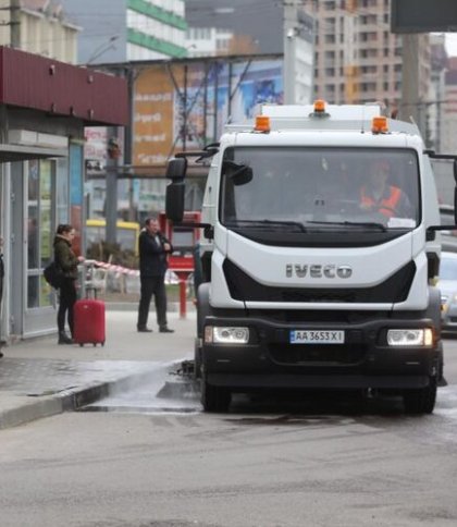 Водій водовоза у Львові полив дорогу під час дощу