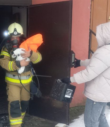 На Львівщині рятувальники допомогли врятуватися від пожежі матері з немовлям