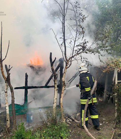 Пожежа у Новояворівську: вогнеборці врятували будівлі поблизу