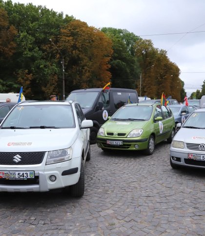 Волонтери з балтійських країн привезли на Львівщину ще 80 автомобілів для військових