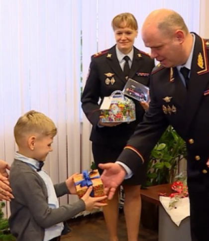 В Росії сину загиблого окупанта вручили дешевий годинник зі словами «Мрії здійснюються»