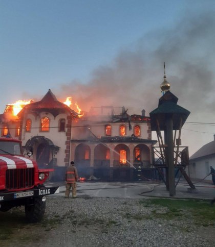 Зійшов благодатний вогонь: на Буковині вщент вигоріла церква УПЦ МП