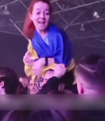 На концерті російського репера Noize MC в Молдові охоронці вивели із зали дівчину з українським прапором