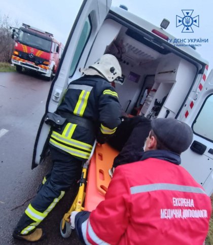 На Львівщині 52-річний водій Hyundai потрапив у ДТП — з автомобіля його діставали рятувальники