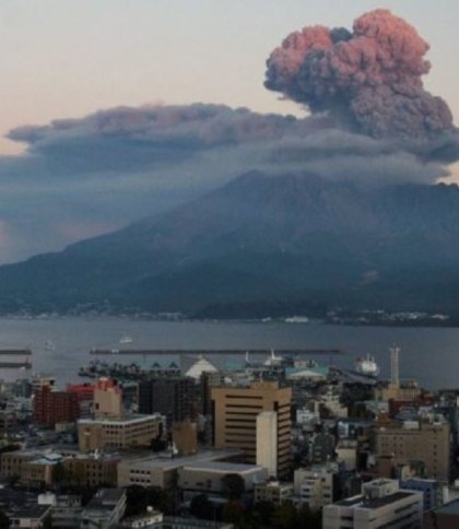 У Японії сталося виверження вулкана: дим піднявся на кілометр у небо