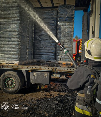 У Львові виникла пожежа у вантажівці з вугіллям