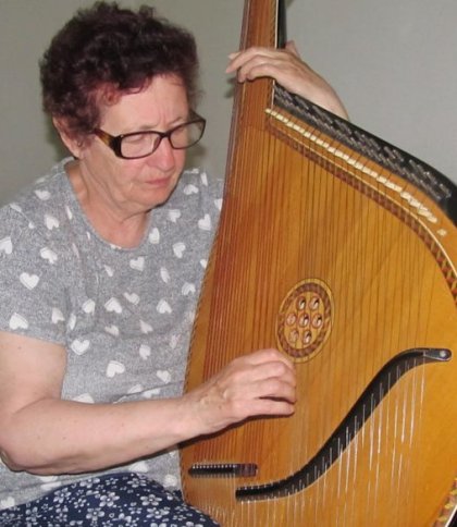 59 років грає на бандурі: вимушена переселенка з Миколаєва оселилася у Львові