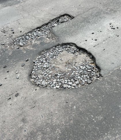 Львів’яни просять відремонтувати дорогу, на якій неодноразово в авто пробивались колеса