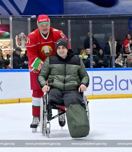 Шоу на льоду: Лукашенко на льодовій арені покатав в інвалідному візку зрадника із «ДНР»