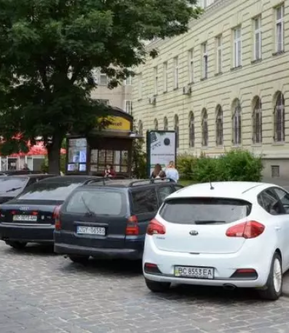 У Львові на 19 локаціях облаштують нові паркувальні місця: перелік адрес