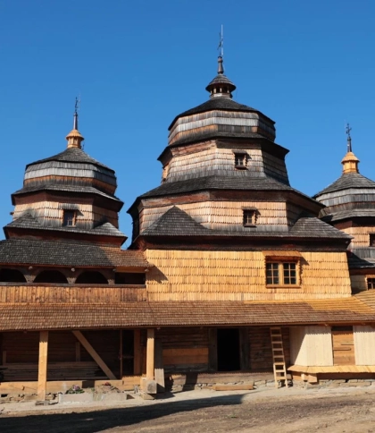 У селі Ісаї на Самбірщині триває відновлення унікальних розписів 19 століття у старовинні дерев’яній церкві