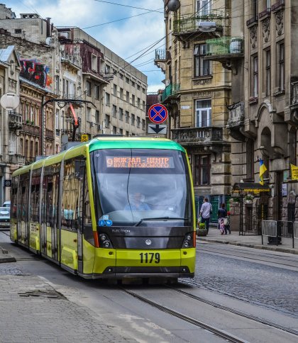 Через ранкові обстріли у Львові три трамваї змінили маршрут 