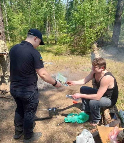 Застукали на гарячому: у Києві чоловікам, які смажили шашлики у лісі, вручили повістки