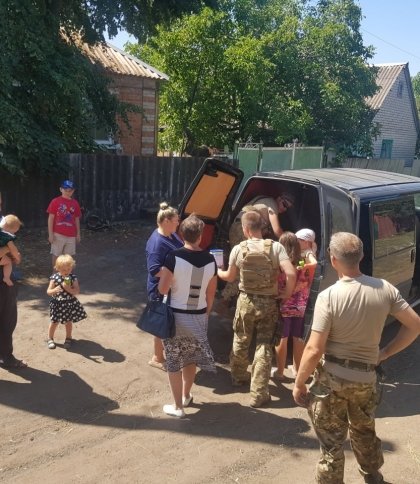 Бійці тероборони Львівщини передали дітям у прифронтовій зоні солодощі та книжки