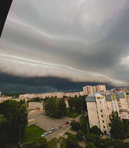 У Львові вирує негода: злива затоплює вулиці (відео)