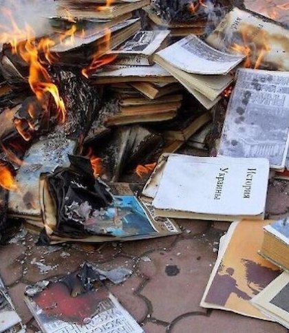 На Донеччині російські загарбники воюють з бібліотеками, нищать всі українські книжки