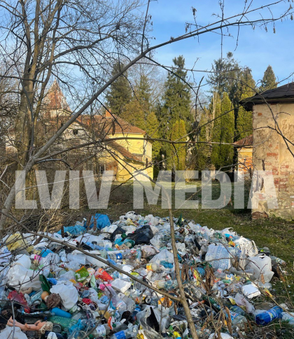 З палацу матері Андрея Шептицького на Самбірщині зробили сміттєзвалище (ФОТО)