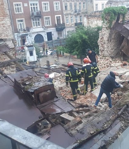 У Львові обвалилась будівля, рятувальники знайшли тіло чоловіка