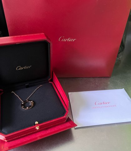 Незадекларовані Cartier, YSL та  Hermes затримали на кордоні на Львівщині