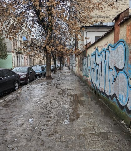 Після дощу неможливо ходити: у Львові на Підзамче просять відремонтувати тротуари