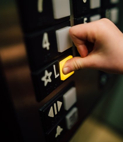 Під час масованої ракетної атаки у Львові сталося 63 застрягання у ліфтах: куди звертатись у таких випадках