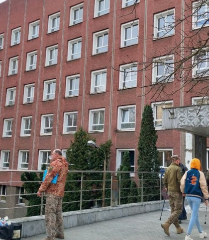Військові та цивільні біля ВЛК у Львові, фото «Суспільного»