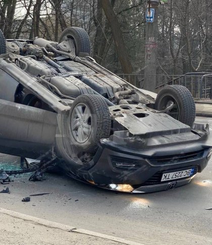 У Львові водій під наркотиками за кермом Honda перекинувся на дах