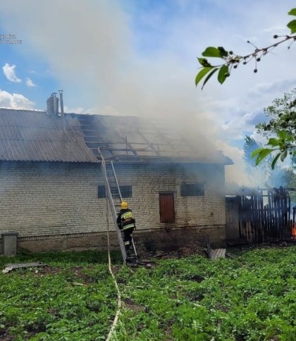 У Глинянах горіла дерев’яно-цегляна господарська будівля