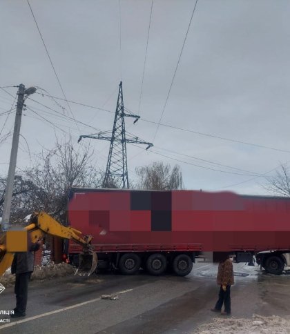 У Львові фура заблокувала проїзд Трактом Глинянським