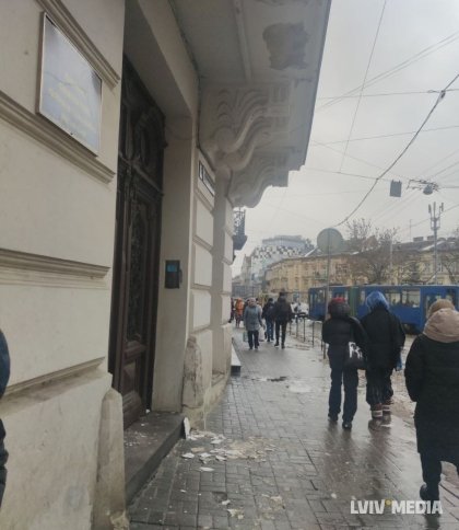Могли постраждати люди: у центрі Львова обвалився фасад будинку