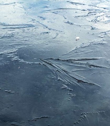 Підступна та крихка крига: рятувальники Львівщини закликають людей не виходити на тонкий лід