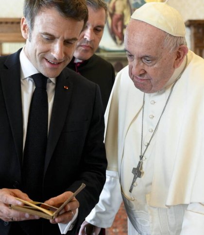 У Польщі підозрюють, що Макрон подарував Папі Римському книгу, яку викрали з бібліотеки Львова