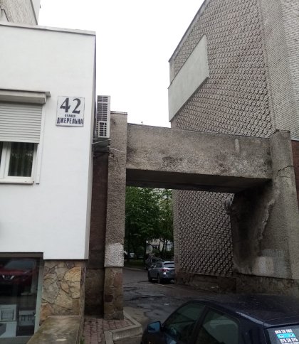 У Львові просять відремонтувати аварійне перекриття між будинками: може обвалитися будь-якої миті