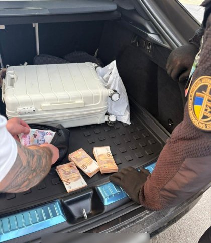 Митники на Львівщині знайшли у водія Mercedes понад 5 тис. євро