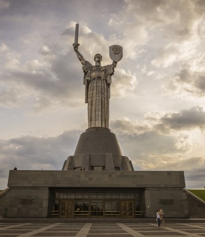 Замінять на тризуб: у Києві почали процес демонтажу радянського герба з Батьківщини-матері