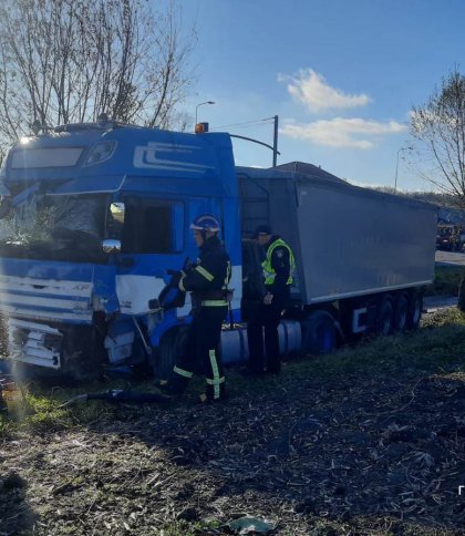 Біля Львова зіткнулися BMW X7 та вантажівка: водія вантажівки затиснуло у кабіні