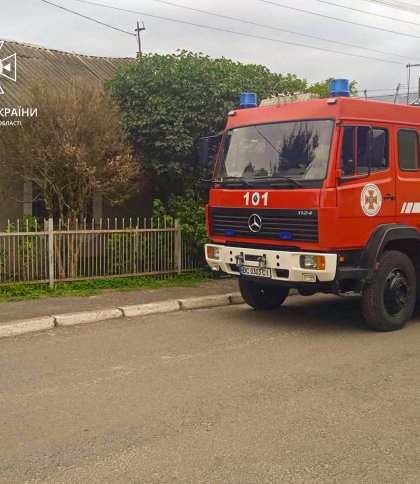 Винесли із палаючого будинку: на Львівщині пожежники врятували чоловіка