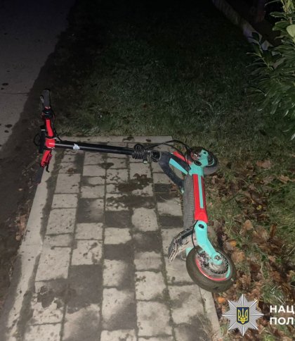 У селі біля Львова підлітки на електросамокаті збили 87-річного пішохода