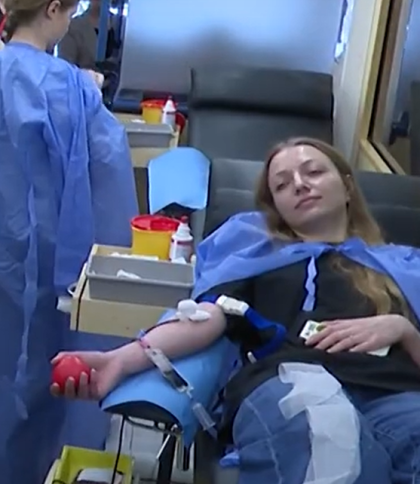 Донори крові у мобільному пункті збору