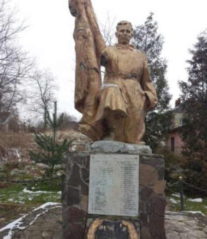Декомунізація на Львівщині: знесуть ще один пам’ятник радянському солдату, а дві братські могили перенесуть на кладовища