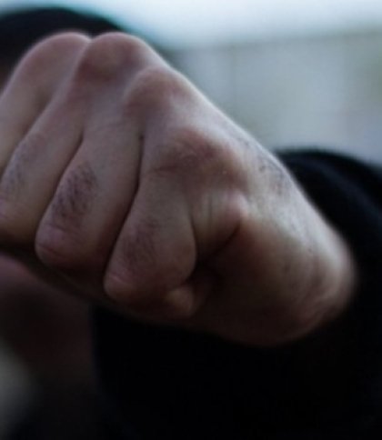 На Львівщині чоловік на камеру побив 62-річну жінку через нібито крадіжку кукурудзи з поля