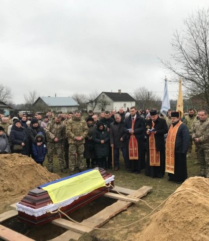 У Червоноградській громаді попрощалися із захисником, який загинув під час виконання бойового завдання