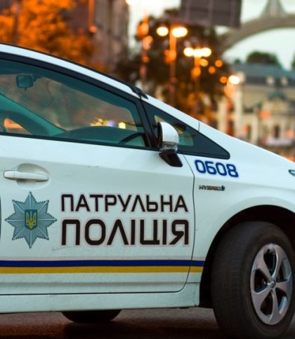 Львів’яни відзняли на відео, як патрульні у центрі міста затримують трьох порушників