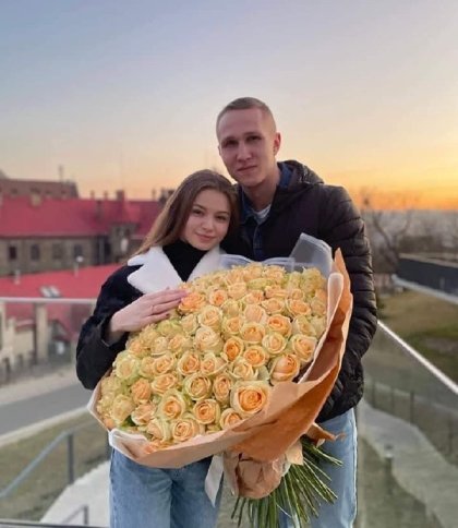 Повітряна тривога планів не змінила: у Львові рятувальник освідчився коханій, вона відповіла "Так"