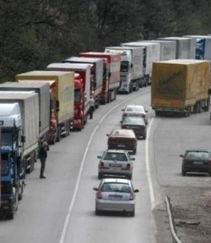 Черги у пів тисячі фур: водіїв вантажівок закликають їхати через ПП "Смільниця"