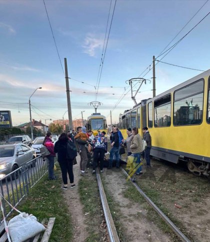 Йшла з онуком на переході: у Львові через наїзд трамвая госпіталізували жінку