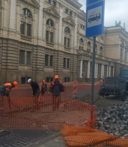 У центрі Львова ремонтують дорожнє полотно: деталі
